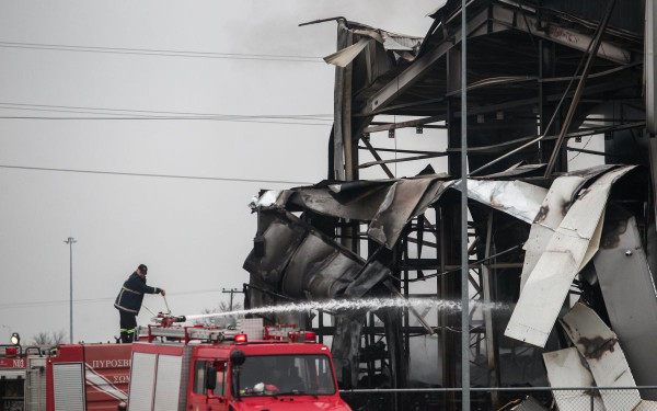 Τρίκαλα: Σε πλήρη εξέλιξη οι έρευνες για την έκρηξη στη «Βιολάντα» – Διαρροή αερίου και σκόνη αλευριού στο μικροσκόπιο (βίντεο)