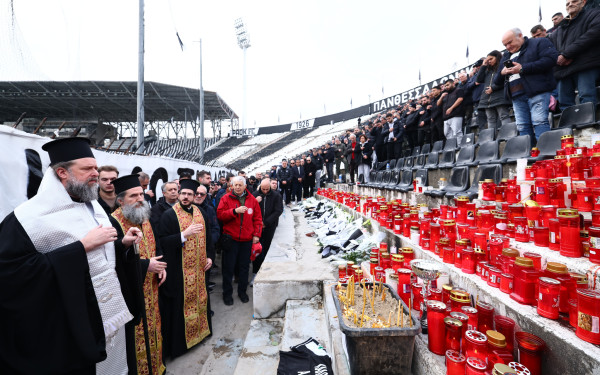 Τούμπα: Επιμνημόσυνη δέηση μπροστά στη θύρα 4 τέλεσε ο Μητροπολίτης Φιλόθεος