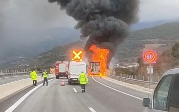 Νταλίκα τυλίχθηκε στις φλόγες στην Εγνατία Οδό, στο ρεύμα προς Θεσσαλονίκη