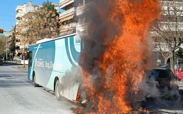 Στις φλόγες τυλίχθηκε αστικό λεωφορείο στην Ανατολική Θεσσαλονίκη - Άμεση παρέμβαση της Πυροσβεστικής (βίντεο)