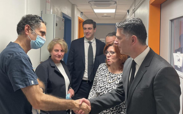 Θεσσαλονίκη: Ο Μ. Μπεκίρης επισκέφθηκε το νοσοκομείο «Άγιος Παύλος»