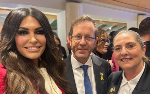 Στο Νταβός και η Κίμπερλι Γκίλφοϊλ - Συναντήθηκε με τον πρόεδρο του Ισραήλ