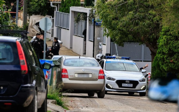 Πατροκτονία στη Γλυφάδα: Ο 46χρονος οδηγείται σήμερα στον εισαγγελέα - Σοκαριστικές μαρτυρίες από γείτονες (βίντεο)