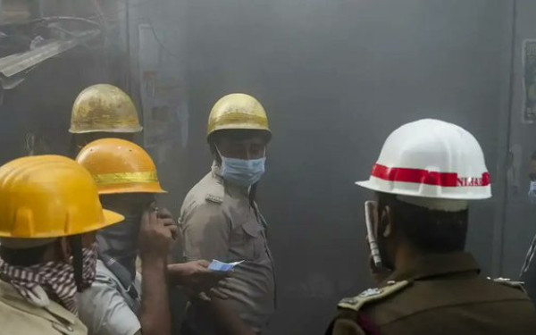 Νεκροί 25 άνθρωποι στην Ινδία από πυρκαγιά σε κτήρια εταιρείας