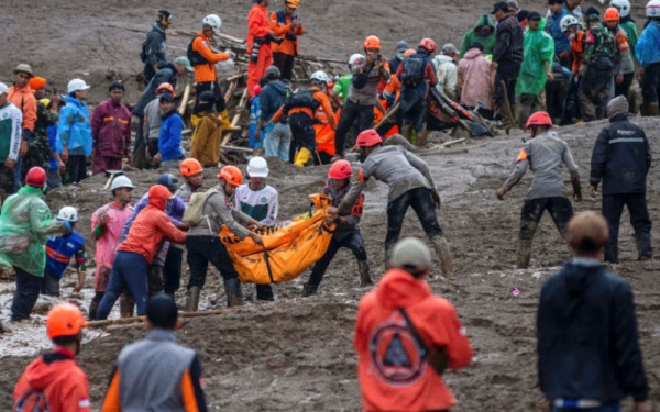 Κατολίσθηση στην Ιάβα: 17 νεκροί και 80 αγνοούμενοι κοντά στην Μπαντούνγκ