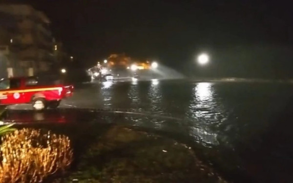 Ισχυρή κακοκαιρία στην Κέρκυρα: Ανεμοστρόβιλος προκάλεσε ζημιές, διακοπές ρεύματος και πτώσεις δέντρων