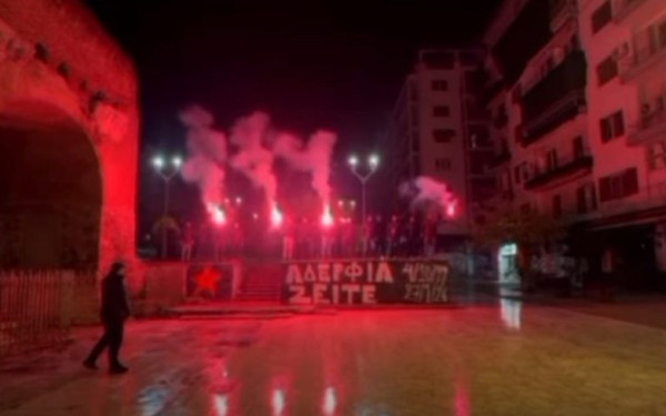 Συγκίνηση στη Θεσσαλονίκη: Η Θύρα 4 τίμησε με πυρσούς τους επτά οπαδούς του ΠΑΟΚ που σκοτώθηκαν στη Ρουμανία (βίντεο)