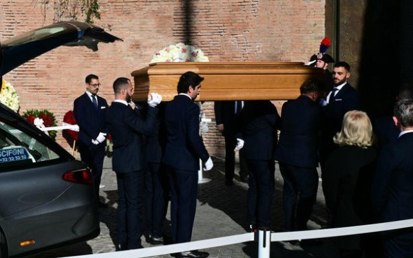 Αν Χάθαγουεϊ, Τομ Φορντ και Ντονατέλα Βερσάτσε στην κηδεία του γνωστού σχεδιαστή Βαλεντίνο (βίντεο)