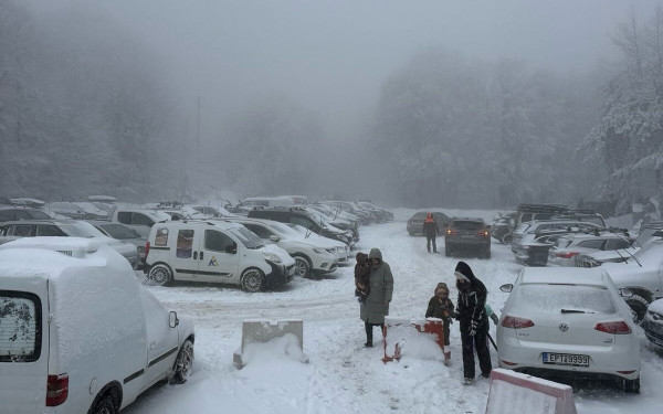 Σέρρες: Εγκλωβίστηκαν οχήματα λόγω της έντονης χιονόπτωσης στον Λαϊλιά