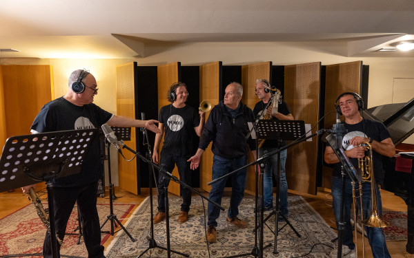 Δασκάλου – Παχίδης: Ο σκώληξ, οι πεταλούδες και κάτι φίλοι που γνωρίζονται μια ζωή