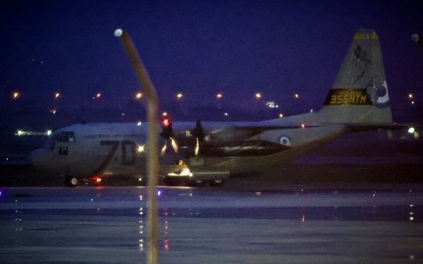 Θεσσαλονίκη: Έφτασε στο αεροδρόμιο «Μακεδονία» το C-130 με τις 7 σορούς των οπαδών του ΠΑΟΚ