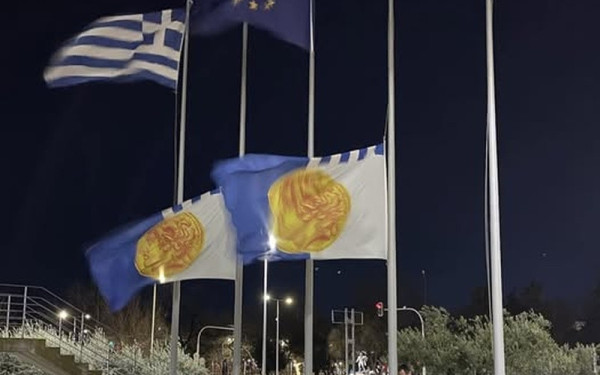 Φόρος τιμής στους οπαδούς του ΠΑΟΚ από τον Δήμο Θεσσαλονίκης - Μεσίστιες οι σημαίες στο δημαρχείο