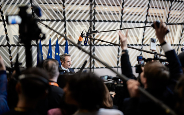 Κυβέρνηση: Εντός πάμε καλά, έξω πολλές αβεβαιότητες