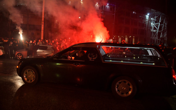 Στην Τούμπα οι σοροί των αδικοχαμένων φιλάθλων - Τιμητικό άγημα με πυρσούς από εκατοντάδες οπαδούς του ΠΑΟΚ (βίντεο)