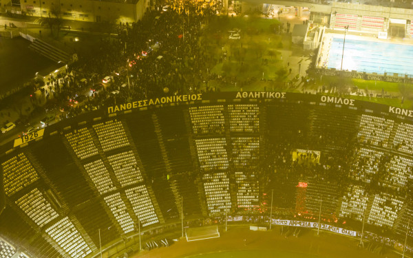 Στην Τούμπα οι σοροί των αδικοχαμένων φιλάθλων - Τιμητικό άγημα με πυρσούς από εκατοντάδες οπαδούς του ΠΑΟΚ (βίντεο)