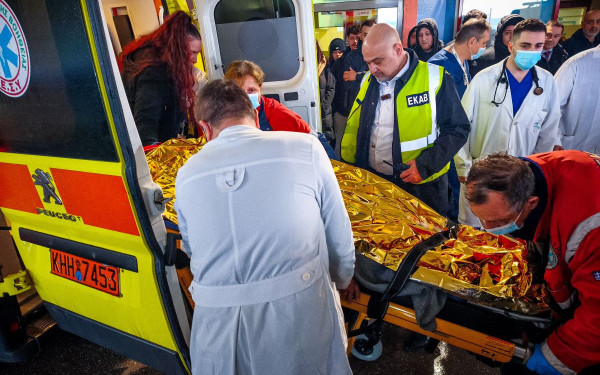 Θεσσαλονίκη: Επίθεση σε τηλεοπτικό συνεργείο στο «Παπαγεωργίου» όπου νοσηλεύονται δύο τραυματίες φίλαθλοι του ΠΑΟΚ