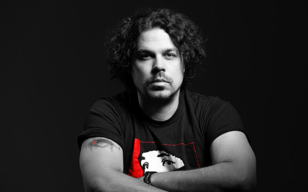 Κάθε φιλί μια λέξη: όταν το τραγούδι αρνείται να σωπάσει