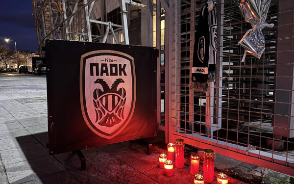 Θεσσαλονίκη: Κεριά και λουλούδια έξω από το γήπεδο του ΠΑΟΚ στη μνήμη των αδικοχαμένων φιλάθλων