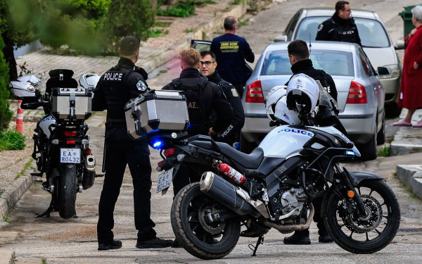 Γλυφάδα: Παιδί μου πέθανα τώρα, μην με σκοτώνεις άλλο» είπε ο πατέρας στον γιο του μετά τις θανάσιμες μαχαιριές (βίντεο)