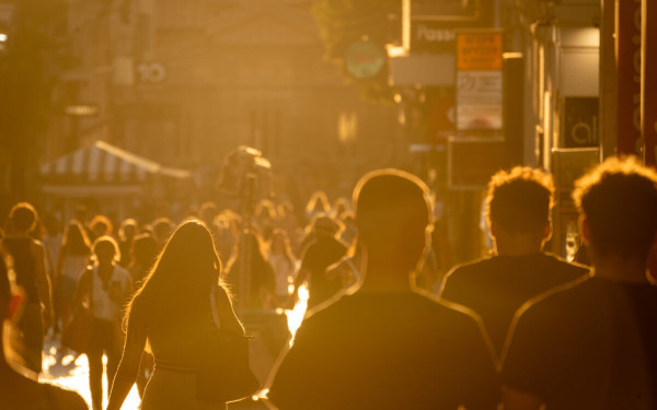 Ευρωβαρόμετρο: «Σύννεφα» απαισιοδοξίας πάνω από την ΕΕ – Πρωταθλητές στην ανησυχία οι Έλληνες