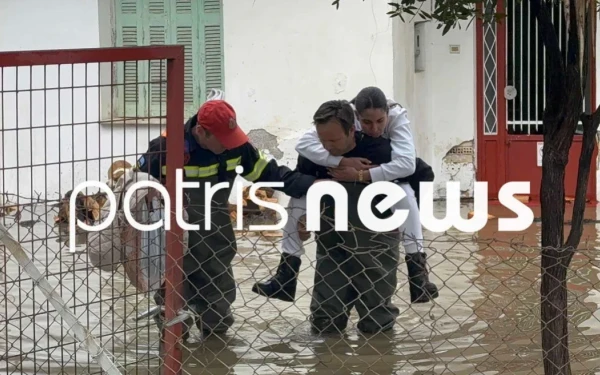 Πύργος: Πυροσβέστες μετέφεραν στα χέρια οικογένεια από πλημμυρισμένο σπίτι - Δείτε βίντεο