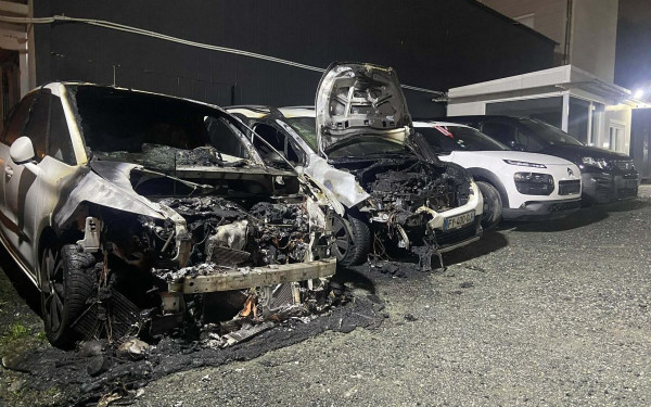 Θεσσαλονίκη: Πυρκαγιά σε μάντρα αυτοκινήτων στον Εύοσμο - Κάηκαν δύο ΙΧ