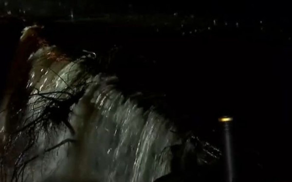 Πικέρμι: 2 άνθρωποι εγκλωβίστηκαν στο αυτοκίνητό τους και παρασύρθηκαν από τα νερά ρέματος (βίντεο)