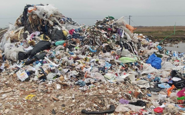 Θεσσαλονίκη: Συνελήφθησαν έξι άτομα για παράνομη διάθεση αποβλήτων σε οικόπεδα του Δήμου Δέλτα