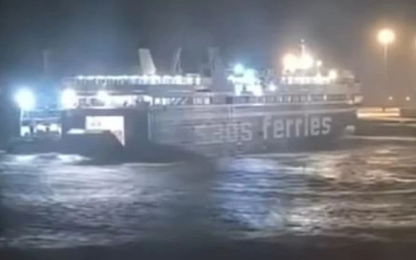 Ρόδος: Επιβατηγό καράβι παλεύει με τα κύματα για να δέσει στο λιμάνι (βίντεο)