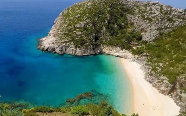 Αλβανία: Μπλόκο από περιβαλλοντικές ενώσεις στα φαραωνικά τουριστικά σχέδια του γαμπρού του Τραμπ