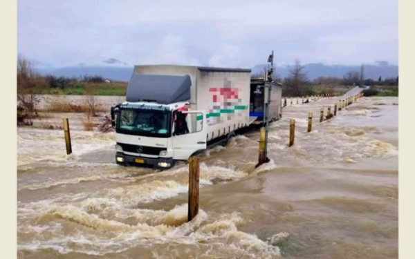 Ροδόπη: Φορτηγό εγκλωβίστηκε σε «φουσκωμένη» ιρλανδική διάβαση