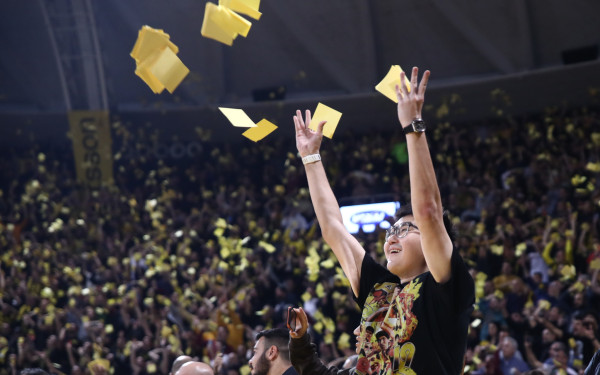 Μπάσκετ: «Τρελάθηκε» με τους οπαδούς του Άρη ο Σιάο, πέταξε χαρτάκια στο Παλέ (βίντεο)