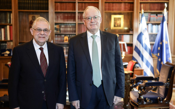 Συνάντηση του Κ. Τασούλα με τον πρώην πρωθυπουργό Λ. Παπαδήμο, στο Προεδρικό Μέγαρο