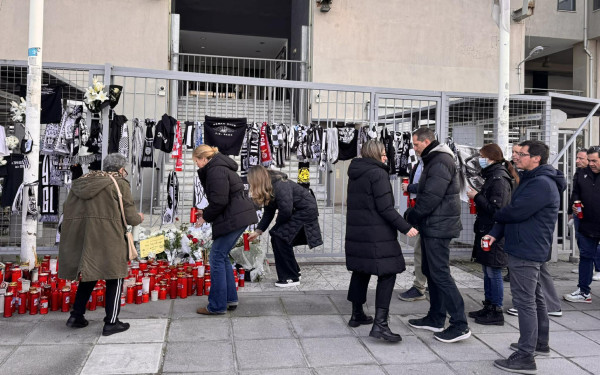 Τραγωδία με οπαδούς τους ΠΑΟΚ: Σίγησε η Θύρα 4 στην Τούμπα - Κεριά, λουλούδια και συγκίνηση στο γήπεδο