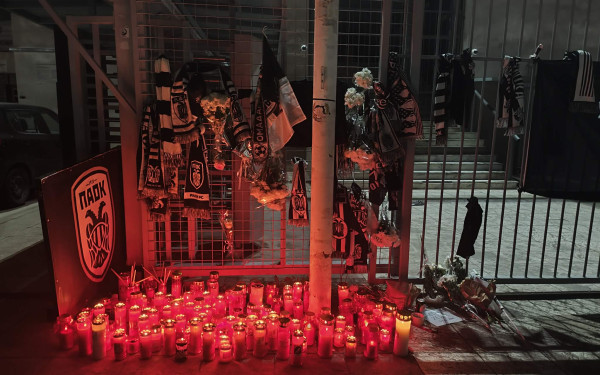 Θεσσαλονίκη: Κεριά και λουλούδια έξω από το γήπεδο του ΠΑΟΚ στη μνήμη των αδικοχαμένων φιλάθλων (βίντεο)