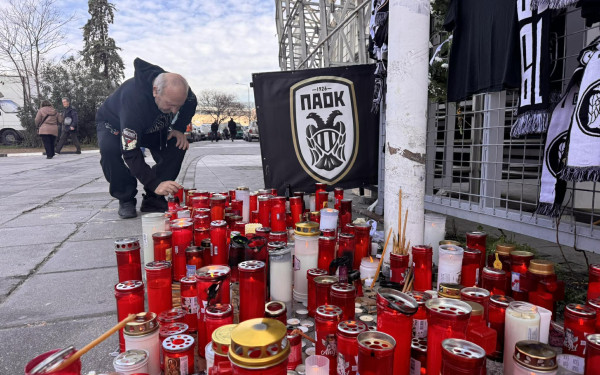 Τραγωδία με οπαδούς τους ΠΑΟΚ: Σίγησε η Θύρα 4 στην Τούμπα - Κεριά, λουλούδια και συγκίνηση στο γήπεδο