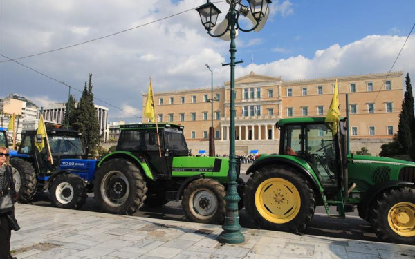 Οι αγρότες κατεβάζουν τα τρακτέρ τους στην Αθήνα - «Η κυβέρνηση συνεχίζει τα παιχνίδια της»