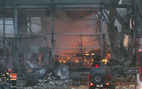 Τρίκαλα: 5 αγνοούμενοι και 8 τραυματίες από έκρηξη και φωτιά στη μονάδα των μπισκότων «Βιολάντα» (βίντεο)