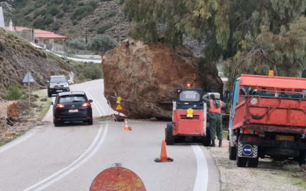 Χίος: Τεράστιος βράχος έπεσε από την κακοκαιρία πάνω στην Εθνική οδό