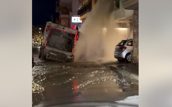 Απρόοπτο περιστατικό στην Ξάνθη: Απορριμματοφόρο «βούλιαξε» στο οδόστρωμα (βίντεο)
