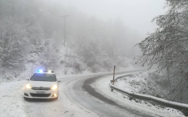 Χιόνια και παγετός στην Κεντρική Μακεδονία: Υποχρεωτικές οι αντιολισθητικές αλυσίδες στους δρόμους