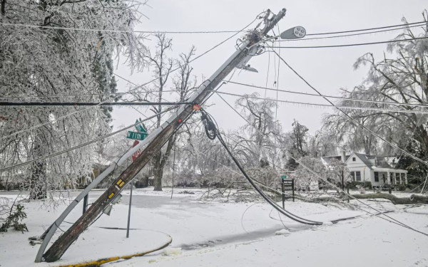 ΗΠΑ: Τουλάχιστον 21 νεκροί και 800.000 σπίτια χωρίς ηλεκτρικό ρεύμα από τη χιονοκαταιγίδα (βίντεο)