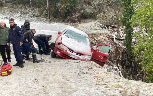 Χορτιάτης: Η στιγμή απεγκλωβισμού οδηγού που κινδύνευε να πέσει σε ρέμα (βίντεο)