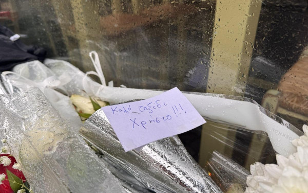 Θεσσαλονίκη: Λουλούδια και κεριά στο μεζεδοπωλείο που εργαζόταν ο άτυχος Χρήστος - Αύριο θα γίνει η κηδεία του (βίντεο)
