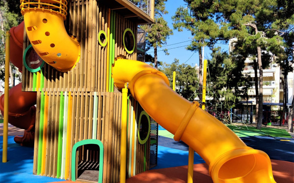 Σκηνές τρόμου στο Περιστέρι: Άνδρας απείλησε γυναίκες με αναπτήρα - Επιχείρησε να πατήσει παιδιά με αυτοκίνητο