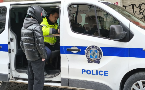 Θεσσαλονίκη: «Χειρόφρενο» στην καταπάτηση του δημόσιου χώρου από αυτοκίνητα και μηχανάκια - Αυστηροί έλεγχοι και τσουχτερά πρόστιμα (βίντεο)