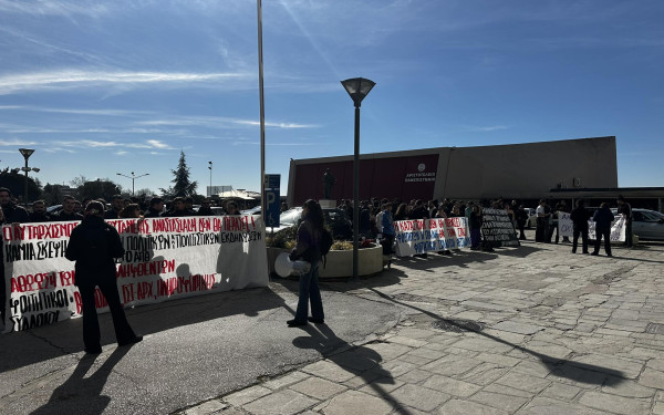 ΑΠΘ: Διαμαρτυρία φοιτητών στο κτίριο διοίκησης για τις πρόσφατες συλλήψεις