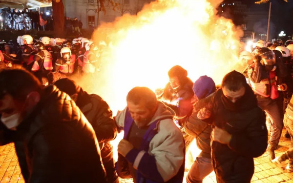 Χάος στα Τίρανα: Νέα αντικυβερνητική διαδήλωση με επεισόδια και τραυματίες μπροστά στο κοινοβούλιο (βίντεο)