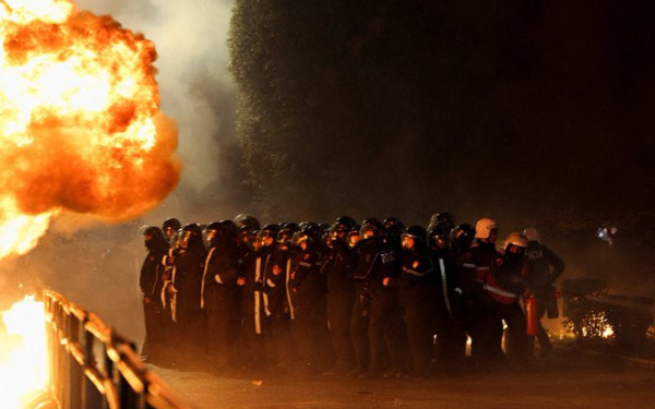 Τίρανα: Μολότοφ και άγριες συγκρούσεις σε διαδήλωση κατά της κυβέρνησης Ράμα