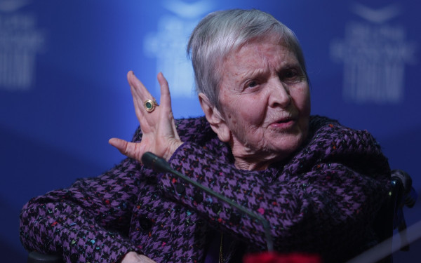 Τρεις γυναίκες και τρεις άντρες. Της Σύνθιας Σάπικα